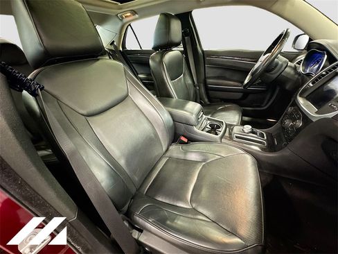 Used 2017 Chrysler 300 C image 30