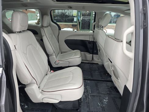 Used 2017 Chrysler Pacifica Limited image 16