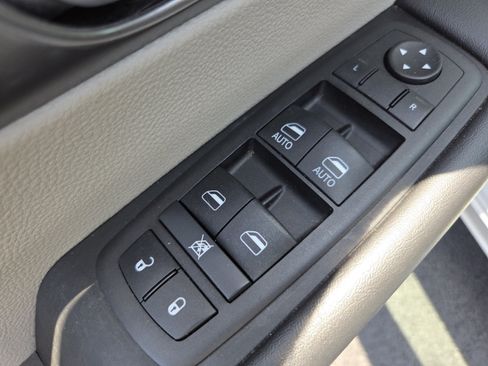 Used 2024 Chrysler Pacifica Touring-L FWD image 28