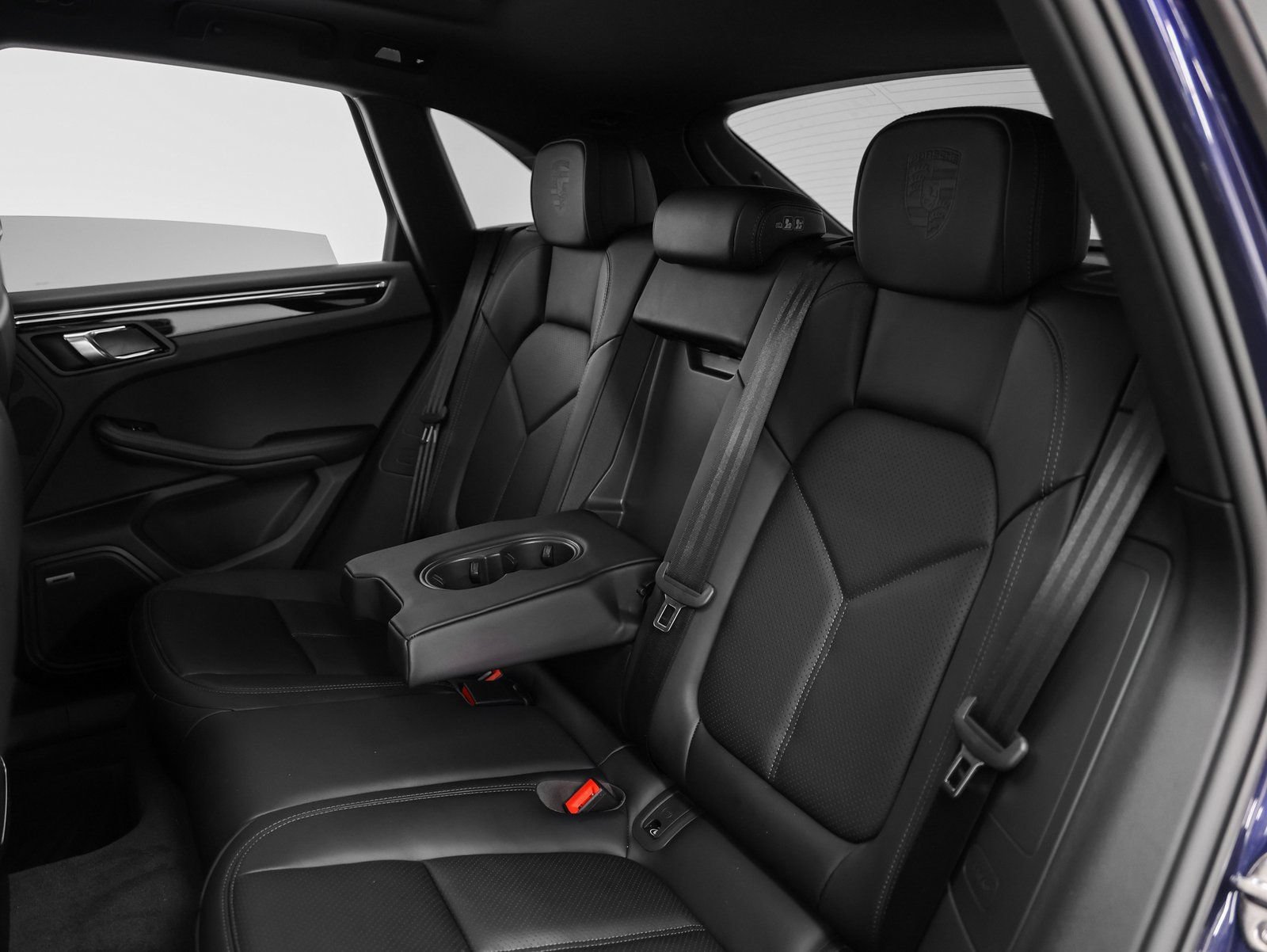 Certified 2025 Porsche Macan AWD/4WD image 37