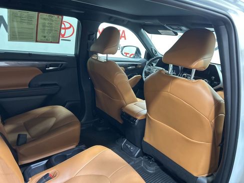 Used 2025 Toyota Highlander Platinum image 17