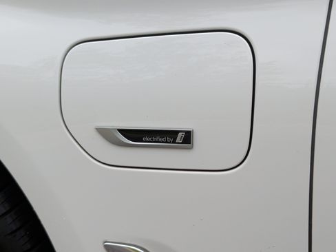 Used 2023 BMW 530e w/ Premium Package image 12