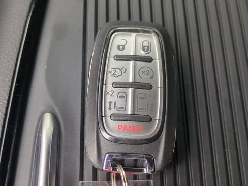 Used 2023 Chrysler Pacifica Limited w/ Uconnect Theater Family Group image 31
