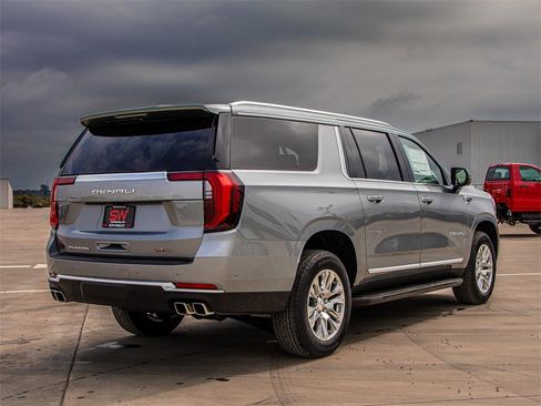 New 2025 GMC Yukon XL Denali image 8