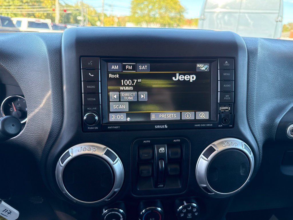 Used 2017 Jeep Wrangler Unlimited Sahara w/ Connectivity Group AWD/4WD image 34