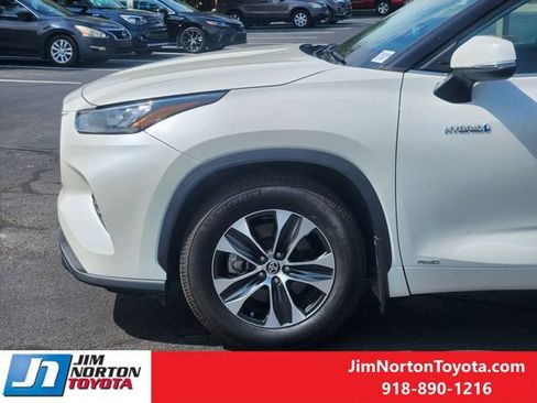 Used 2020 Toyota Highlander XLE AWD/4WD image 8