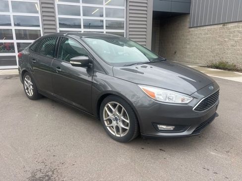 Used 2015 Ford Focus SE w/ Equipment Group 201A FWD image 3