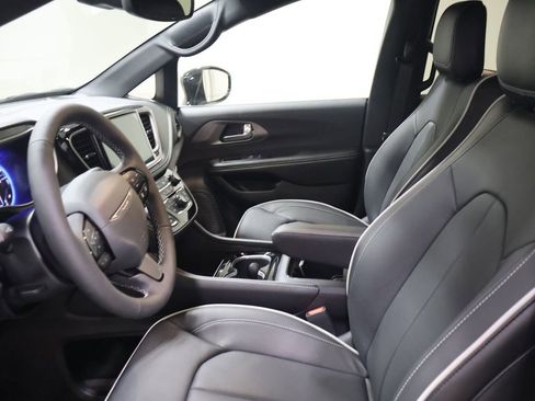 New 2027 Chrysler Pacifica Limited FWD image 8