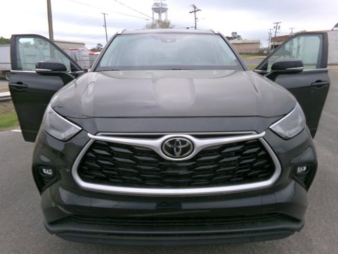 Used 2023 Toyota Highlander XLE image 6