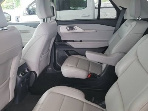 Used 2026 Ford Explorer Active w/ Active Comfort Package RWD image 9