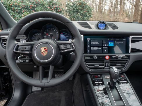 Certified 2025 Porsche Macan AWD/4WD image 20