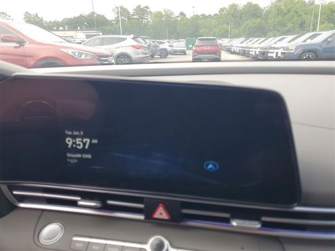 Used 2025 Hyundai Elantra SEL image 25