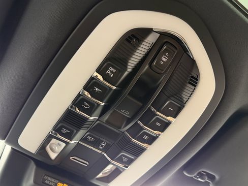 Certified 2025 Porsche Macan image 37