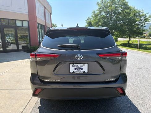 Used 2021 Toyota Highlander XLE AWD/4WD image 6