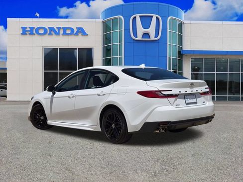 Used 2025 Toyota Camry SE FWD image 5