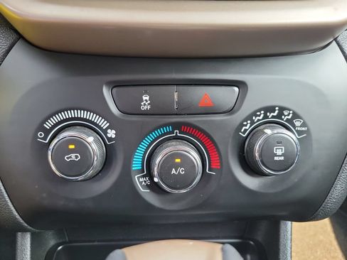 Used 2018 Jeep Cherokee Latitude FWD image 20