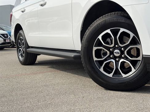 Used 2023 Ford Expedition XLT image 2