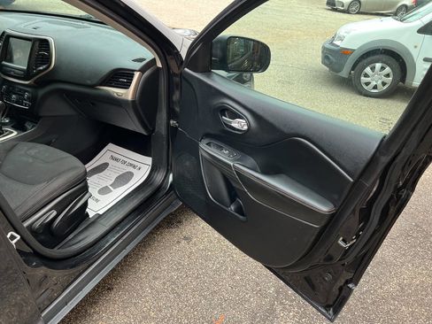 Used 2016 Jeep Cherokee 75th Anniversary image 18