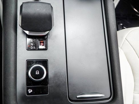 Used 2025 Land Rover Discovery S image 20