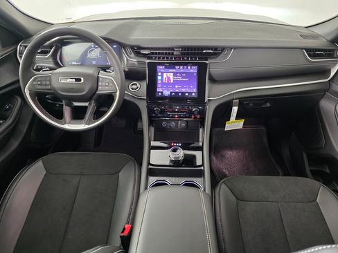 New 2025 Jeep Grand Cherokee Altitude image 18