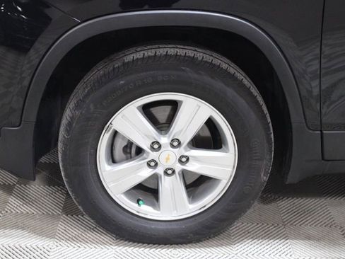 Used 2022 Chevrolet Trax LT w/ LT Convenience Package image 40