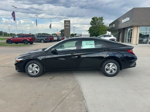 New 2026 Hyundai Elantra SE FWD image 4