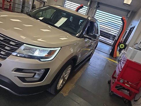 Used 2017 Ford Explorer XLT w/ Equipment Group 202A AWD/4WD image 8