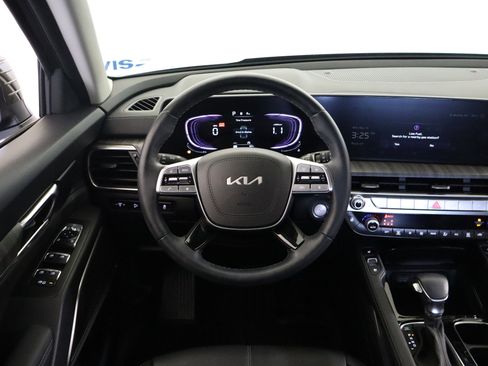 Used 2025 Kia Telluride EX w/ EX Captain's Chair Package image 17