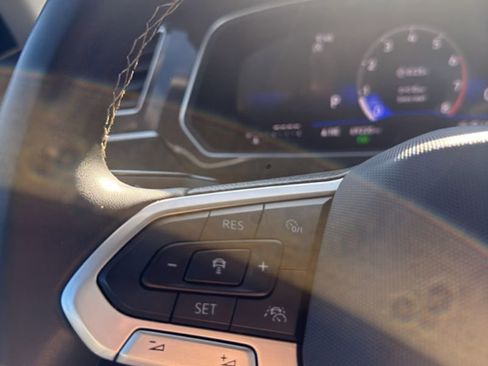 Used 2024 Volkswagen Tiguan SE image 30