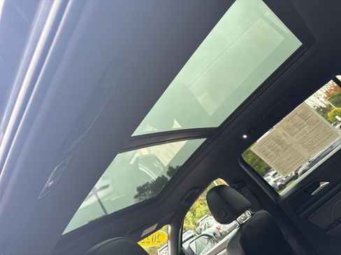 Used 2022 Volkswagen Atlas Cross Sport SE w/ Panoramic Sunroof Package image 9