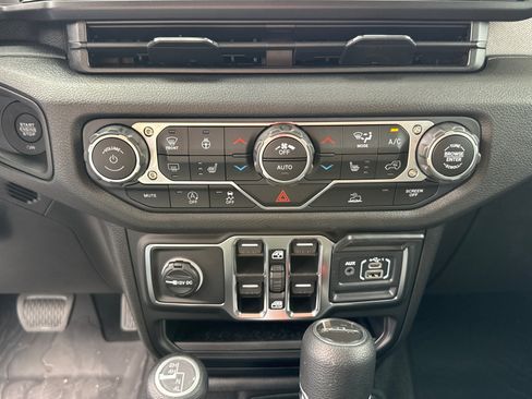 New 2025 Jeep Gladiator Sport image 13