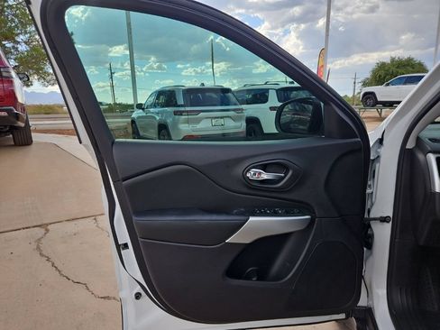 Used 2020 Jeep Cherokee Latitude AWD/4WD image 12