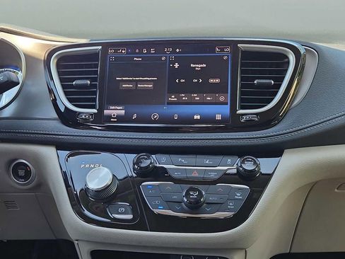 Used 2022 Chrysler Pacifica Touring-L FWD image 18