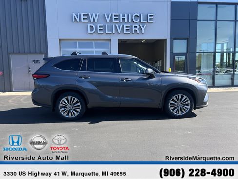 Used 2023 Toyota Highlander Platinum image 10