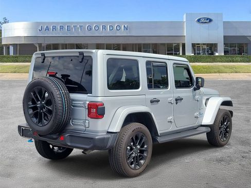 Used 2024 Jeep Wrangler Unlimited Sahara w/ Technology Group AWD/4WD image 4