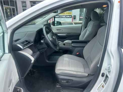 Used 2024 Toyota Sienna LE AWD/4WD image 11