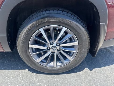 Certified 2018 Toyota Highlander XLE AWD/4WD image 11