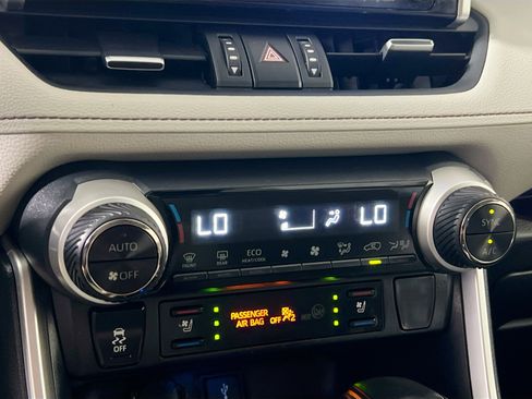 Used 2021 Toyota RAV4 Limited image 27