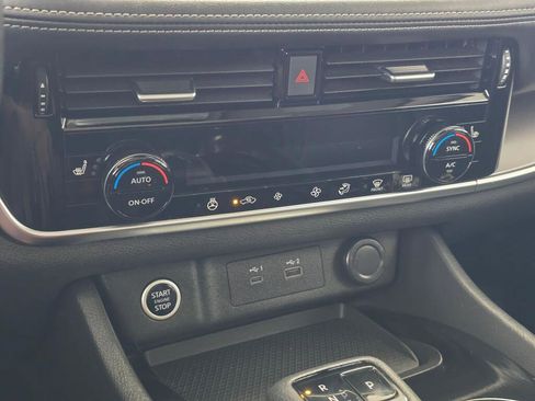 Used 2021 Nissan Rogue SV w/ Premium Package image 35