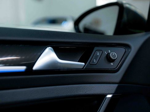 Used 2018 Volkswagen Golf R 4-Door image 36