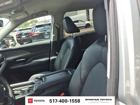 Used 2024 Toyota Grand Highlander AWD image 14