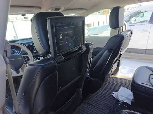 Used 2020 Chrysler Pacifica Limited image 13