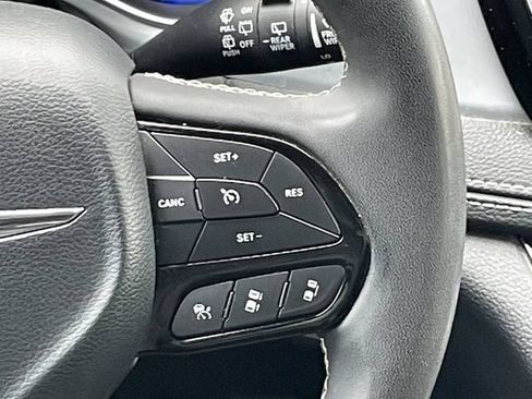 Used 2025 Chrysler Pacifica Limited FWD image 15