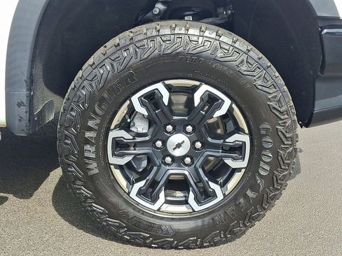 Used 2024 Chevrolet Silverado 1500 ZR2 w/ Technology Package AWD/4WD image 8