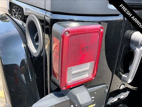 Used 2014 Jeep Wrangler Unlimited Sahara AWD/4WD image 21