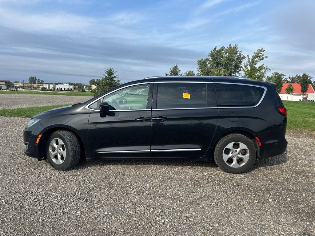 Used 2017 Chrysler Pacifica Touring-L Plus w/ Advanced Safetytec Group FWD image 6
