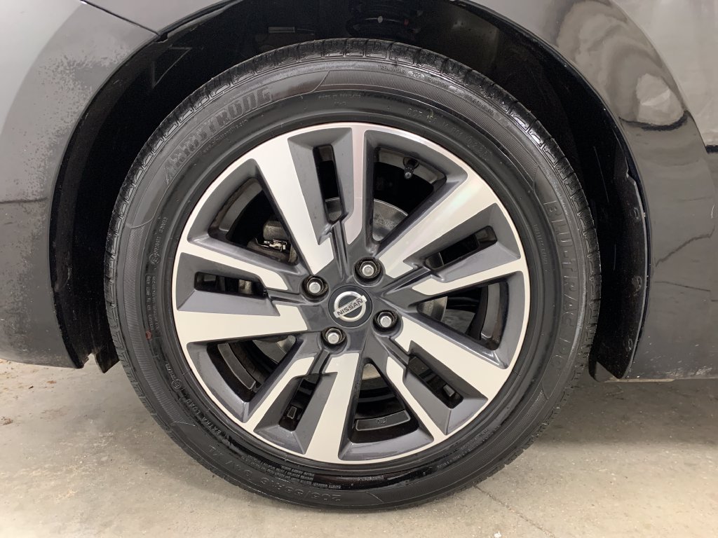 Used 2020 Nissan Versa SV FWD image 2