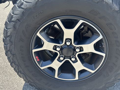 Used 2019 Jeep Wrangler Unlimited Rubicon w/ Advanced Safety Group AWD/4WD image 12