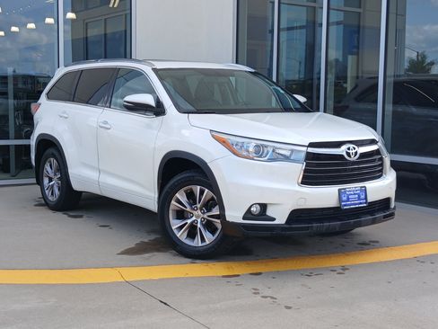 Used 2015 Toyota Highlander XLE AWD/4WD image 2