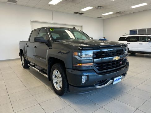 Used 2017 Chevrolet Silverado 1500 LT w/ All Star Edition AWD/4WD image 4